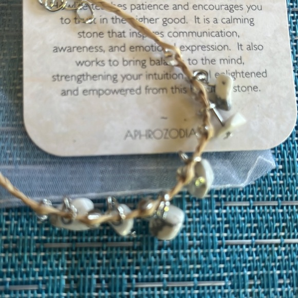 White Howlite chip bracelet - Picture 3 of 6